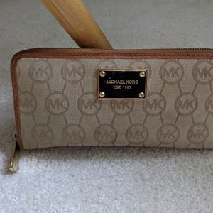 Michael Kors Signature wallet